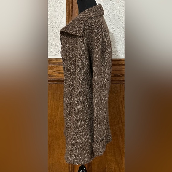 Elegant Holt Renfrew Wool-Blend Luxury Knit Cardigan - Picture 5 of 9